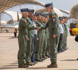 Su Majestad el Rey saluda a su llegada a la Base Aérea de San Javier